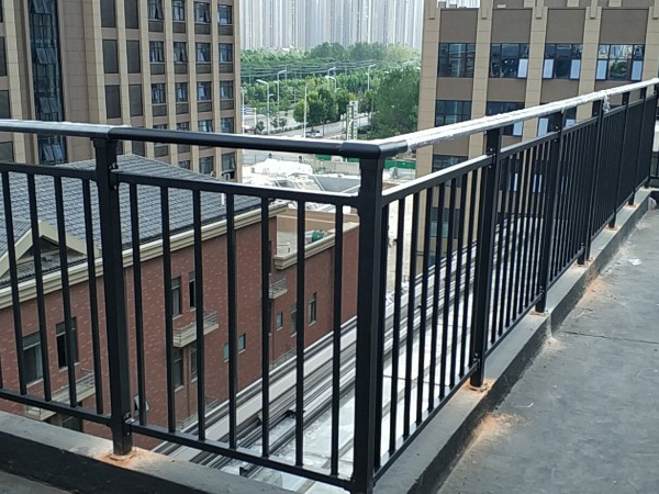 選購(gòu)陽(yáng)臺(tái)護(hù)欄有哪些注意事項(xiàng)？