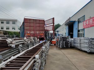 金用護欄2020年7月17日下午鋅鋼玻璃護欄產品裝車發貨！