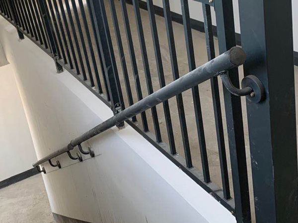 學校靠墻樓梯扶手圖片