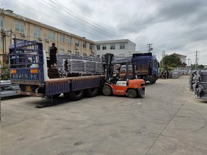 金用護欄2020年7月23日鋁合金百葉窗裝車發貨！