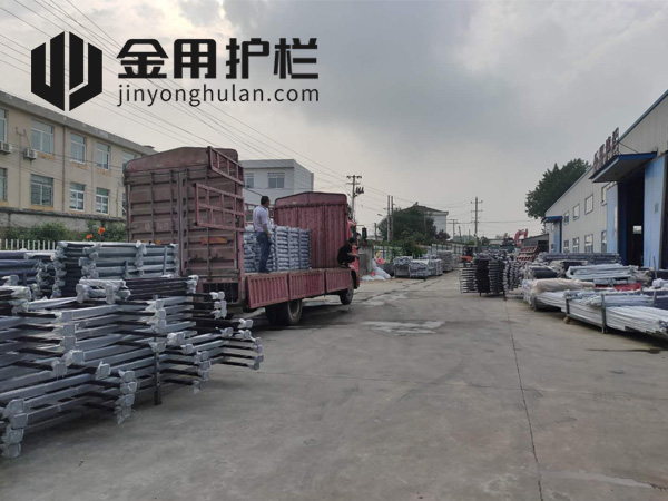 金用護欄2020年7月29日鋅鋼玻璃護欄裝車發(fā)貨！