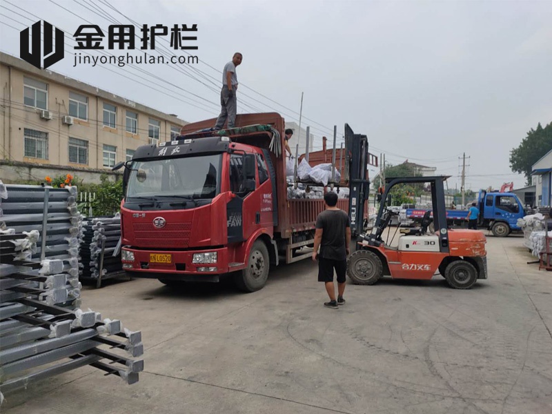 金用護(hù)欄2020年7月30日鋅鋼窗戶護(hù)欄裝車發(fā)貨！