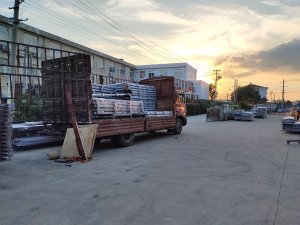 金用護(hù)欄2020年8月4日鋅鋼陽臺(tái)玻璃護(hù)欄裝車發(fā)貨！