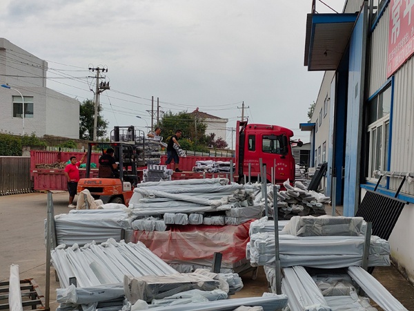 金用護(hù)欄2020年8月7日鋅鋼陽臺護(hù)欄裝車發(fā)貨! 金用護(hù)欄2020年8月7日鋅鋼陽臺護(hù)欄裝車發(fā)貨!