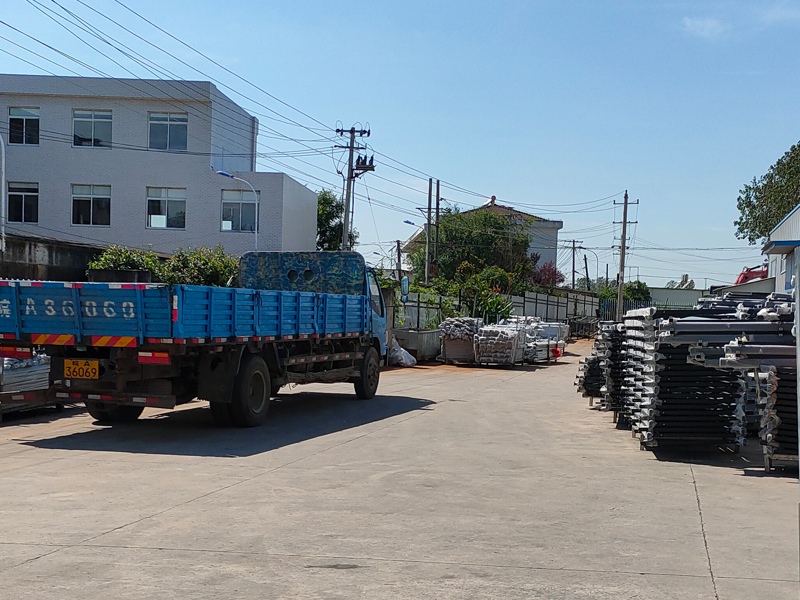 金用護欄2020年8月12日鋁合金玻璃護欄裝車發(fā)貨！