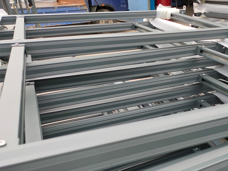 金用護欄2020年8月12日鋁合金玻璃護欄裝車發(fā)貨！