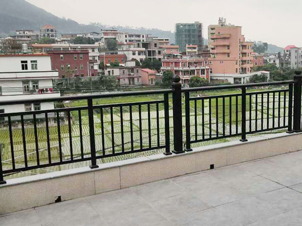 為什么建議大家選鋅鋼陽臺護(hù)欄而不選鐵藝或不銹鋼，原因在這里！
