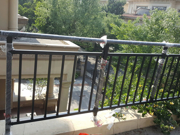哪種陽臺護欄最適合小區(qū)樓盤上使用?這種材質最合適! 哪種陽臺護欄最適合小區(qū)樓盤上使用?這種材質最合適!