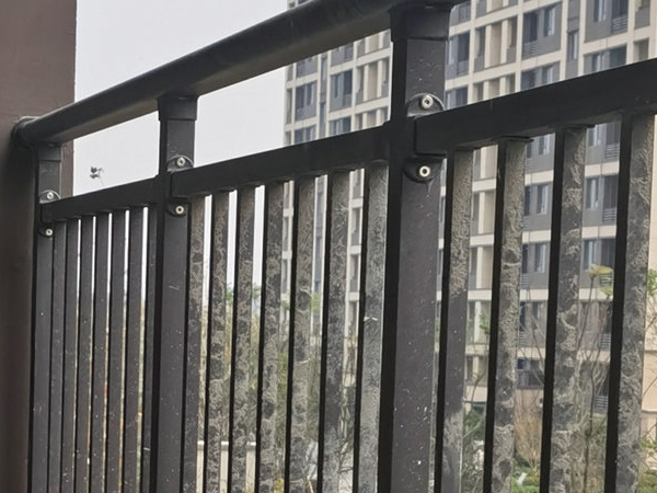 陽臺護欄定制多少錢一米？