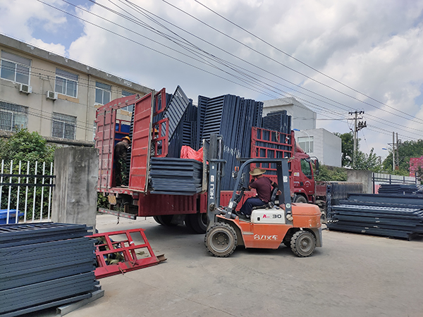 金用護欄2021年7月28日鋅鋼百葉窗發(fā)貨! 金用護欄2021年7月28日鋅鋼百葉窗發(fā)貨!