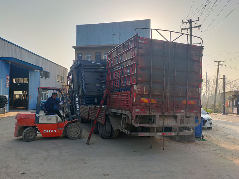 金用護(hù)欄2021年12月4日鋅鋼百葉窗裝車發(fā)貨! 金用護(hù)欄2021年12月4日鋅鋼百葉窗裝車發(fā)貨!