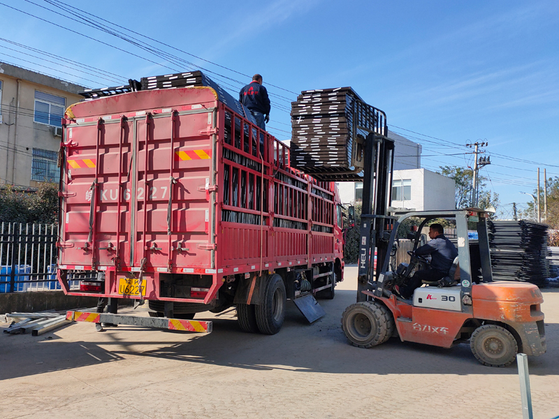 金用護欄2021年12月11日鋅鋼百葉窗裝車發貨! 金用護欄2021年12月11日鋅鋼百葉窗裝車發貨!