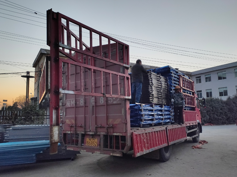 金用護欄2021年12月13日鋅鋼連廊欄桿裝車發貨! 金用護欄2021年12月13日鋅鋼連廊欄桿裝車發貨!