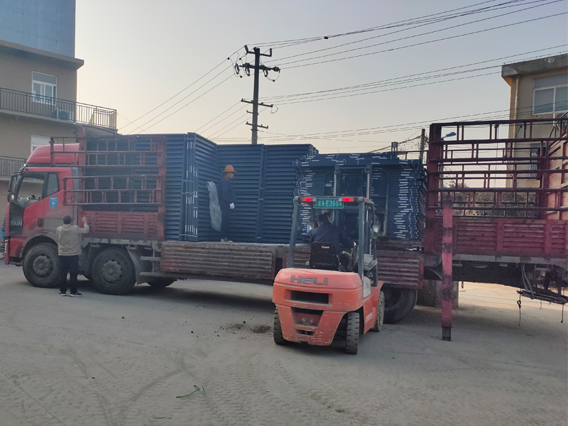 金用護欄2021年12月14日鋅鋼百葉窗裝車發貨! 金用護欄2021年12月14日鋅鋼百葉窗裝車發貨!