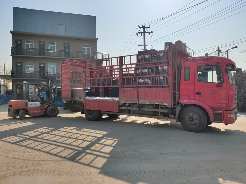 金用護(hù)欄2021年12月17日鋅鋼百葉窗裝車發(fā)貨！