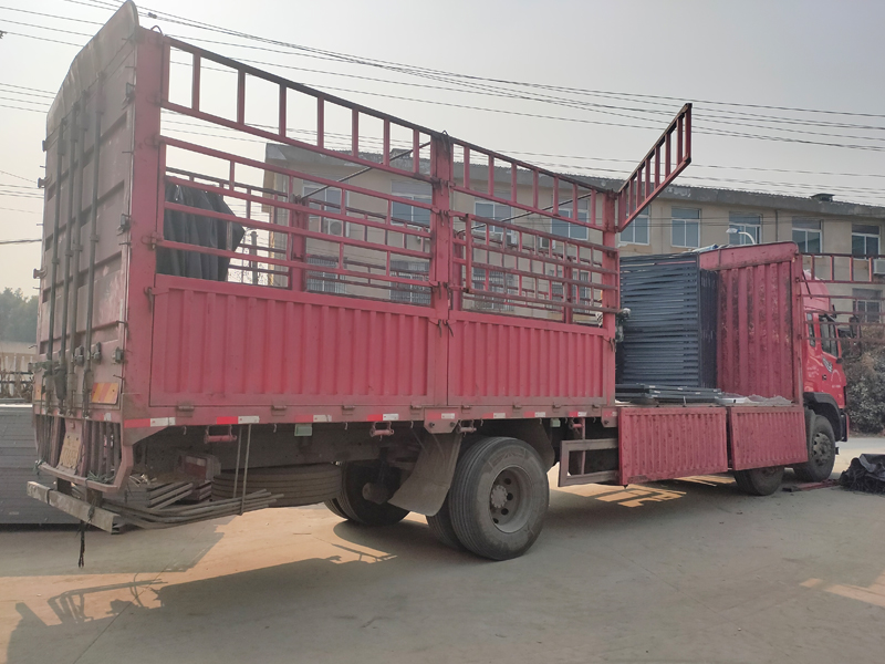 金用護欄2021年12月18日鋁合金百葉窗裝車發(fā)貨! 金用護欄2021年12月18日鋁合金百葉窗裝車發(fā)貨!