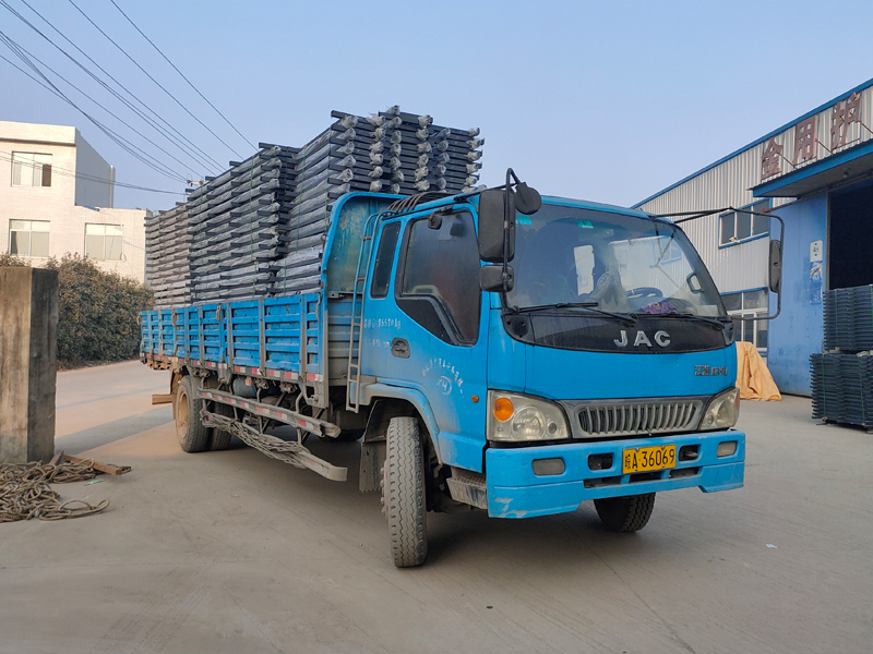 金用護(hù)欄2021年12月22日鋅鋼空調(diào)欄桿裝車發(fā)貨！