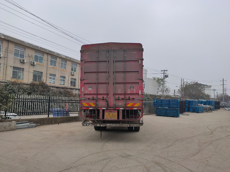 金用護(hù)欄2021年12月24日鋅鋼百葉窗裝車(chē)發(fā)貨！