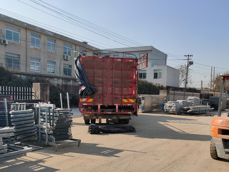 金用護欄2022年1月4日鋅鋼百葉窗裝車發貨! 金用護欄2022年1月4日鋅鋼百葉窗裝車發貨!