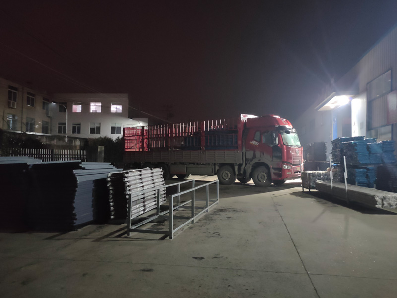 金用護欄2022年1月13日鋅鋼百葉窗裝車發貨！