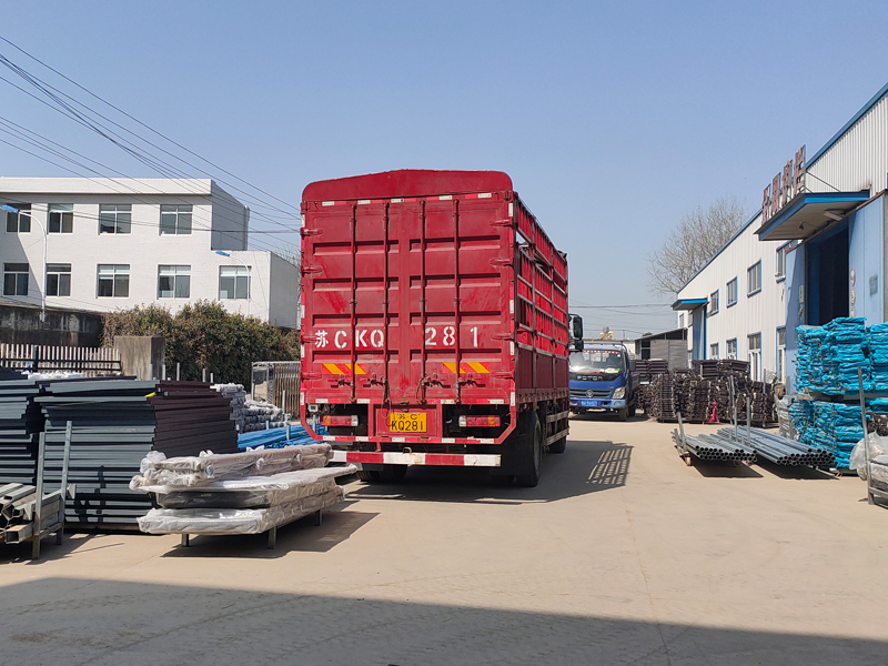 金用護欄2022年3月10日鋅鋼玻璃欄桿裝車發貨! 金用護欄2022年3月10日鋅鋼玻璃欄桿裝車發貨!