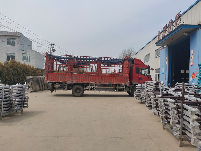 金用護(hù)欄2022年3月17日鋅鋼玻璃欄桿裝車(chē)發(fā)貨！