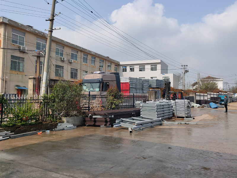 金用護欄2022年3月23日鋅鋼玻璃欄桿裝車發貨! 金用護欄2022年3月23日鋅鋼玻璃欄桿裝車發貨!