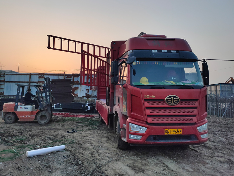 金用護(hù)欄2022年3月30日鋅鋼百葉窗裝車(chē)發(fā)貨！