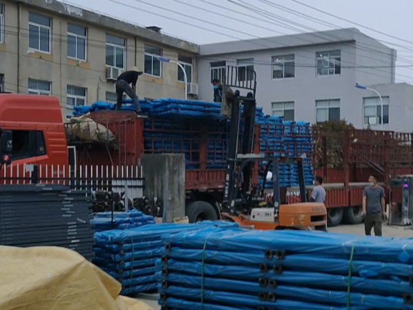 金用護(hù)欄2022年4月13日鋅鋼百葉窗裝車發(fā)貨! 金用護(hù)欄2022年4月13日鋅鋼百葉窗裝車發(fā)貨!