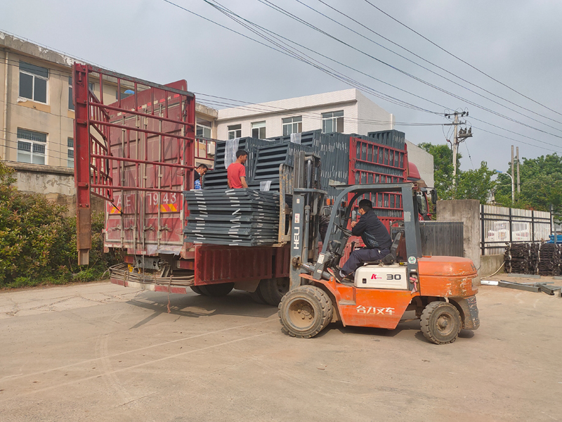 金用護欄2022年4月30日鋅鋼百葉窗裝車發貨！