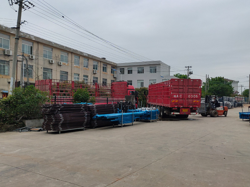 金用護欄2022年5月6日鋅鋼連廊欄桿裝車發(fā)貨! 金用護欄2022年5月6日鋅鋼連廊欄桿裝車發(fā)貨!