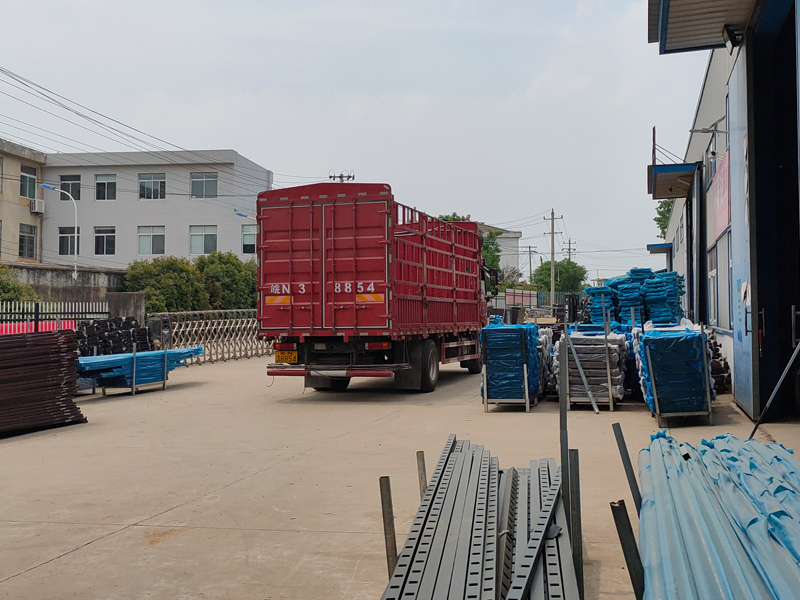 金用護欄2022年5月12日鋅鋼百葉窗裝車發貨! 金用護欄2022年5月12日鋅鋼百葉窗裝車發貨!