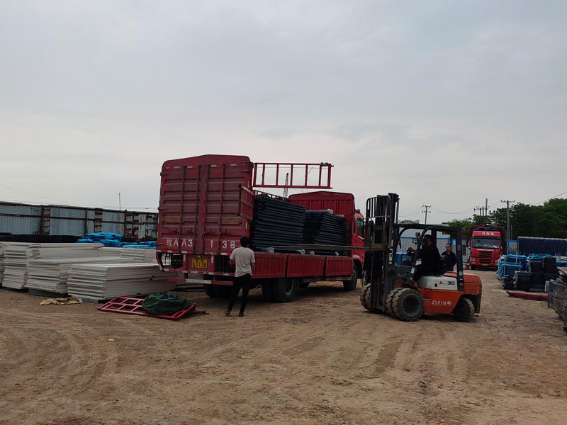 金用護欄2022年5月14日鋅鋼圍墻護欄裝車發(fā)貨! 金用護欄2022年5月14日鋅鋼圍墻護欄裝車發(fā)貨!