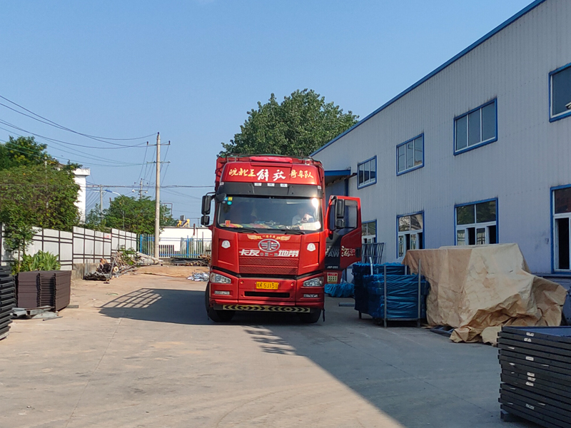 金用護欄2022年7月4日鋅鋼百葉窗裝車發貨！