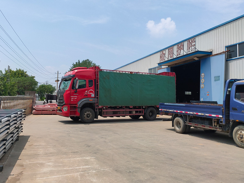 金用護欄2022年7月18日鋅鋼陽臺護欄裝車發貨！