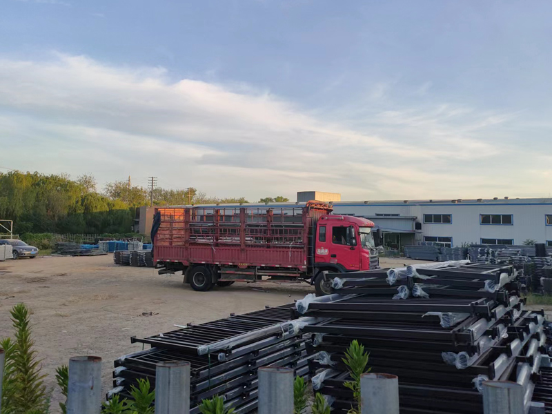 金用護欄2022年8月15日鋅鋼連廊欄桿裝車發(fā)貨！