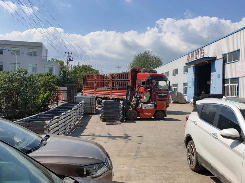 金用護欄2022年9月6日鋅鋼護欄裝車發貨！