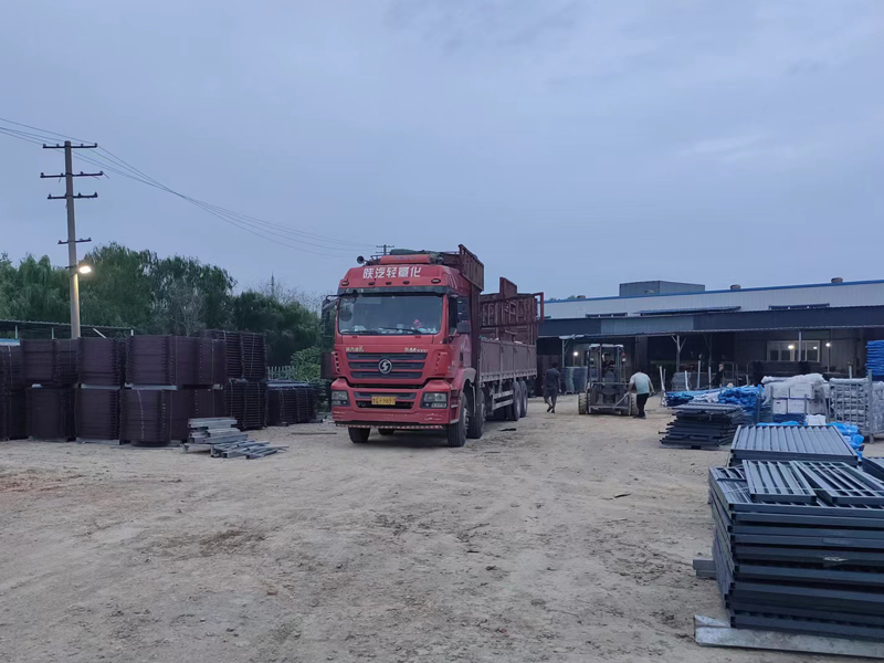 金用護欄2022年9月7日鋅鋼組裝護欄裝車發貨! 金用護欄2022年9月7日鋅鋼組裝護欄裝車發貨!