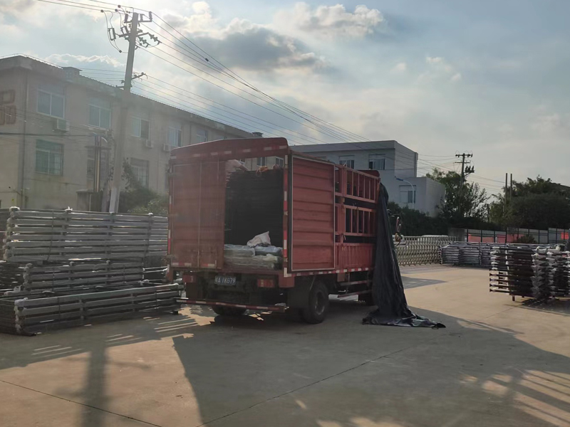 金用護欄2022年9月16日鋅鋼圍墻護欄裝車發貨！