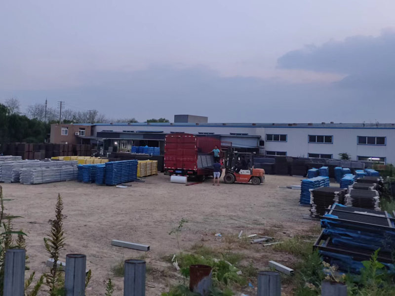 金用護欄2022年9月20日鋅鋼百葉窗裝車發貨！