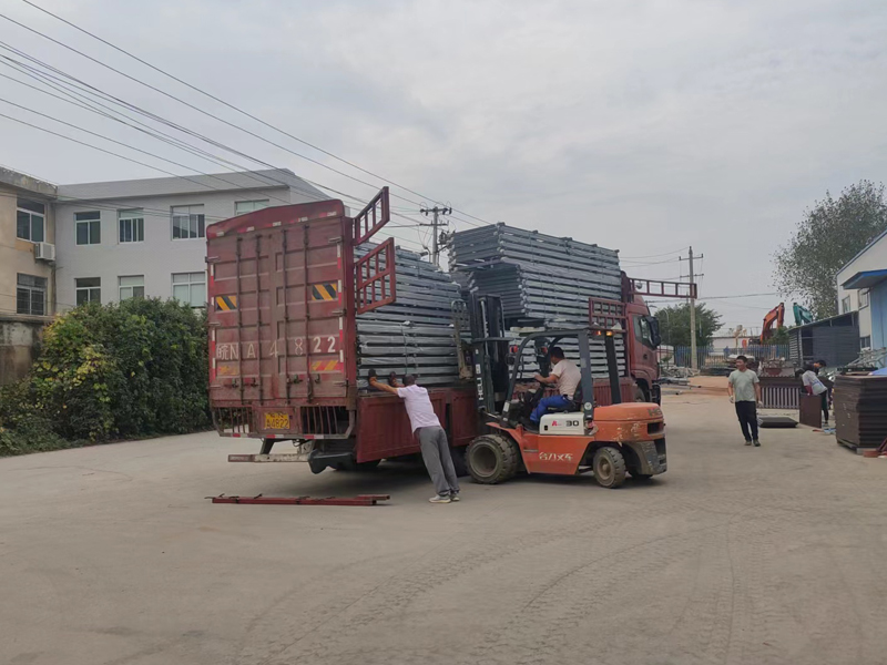 金用護欄2022年9月26日鋅鋼玻璃欄桿裝車發(fā)貨! 金用護欄2022年9月26日鋅鋼玻璃欄桿裝車發(fā)貨!