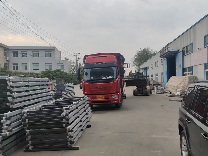 金用護欄2022年9月28日鋅鋼百葉窗裝車發貨! 金用護欄2022年9月28日鋅鋼百葉窗裝車發貨!