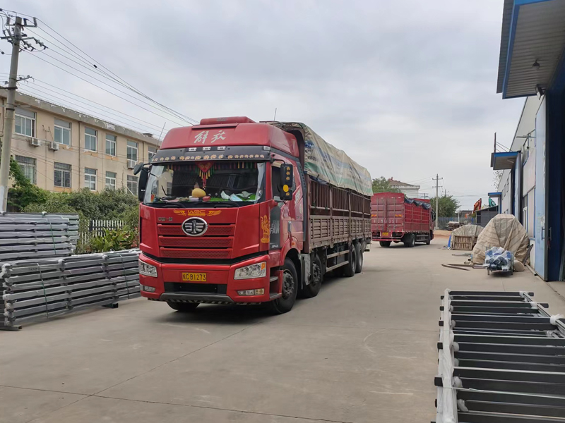 金用護欄2022年9月29日鋅鋼玻璃欄桿裝車發貨！