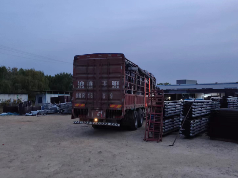 金用護欄2022年10月29日鋅鋼連廊欄桿裝車發貨！