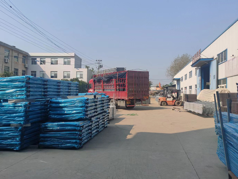 金用護欄2022年11月19日鋅鋼玻璃護欄裝車發貨！