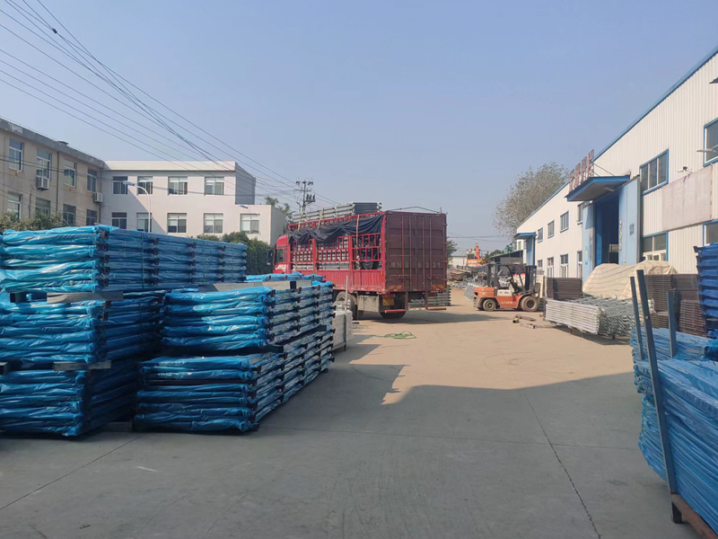 金用護欄2022年11月21日鋅鋼陽臺護欄裝車發貨！