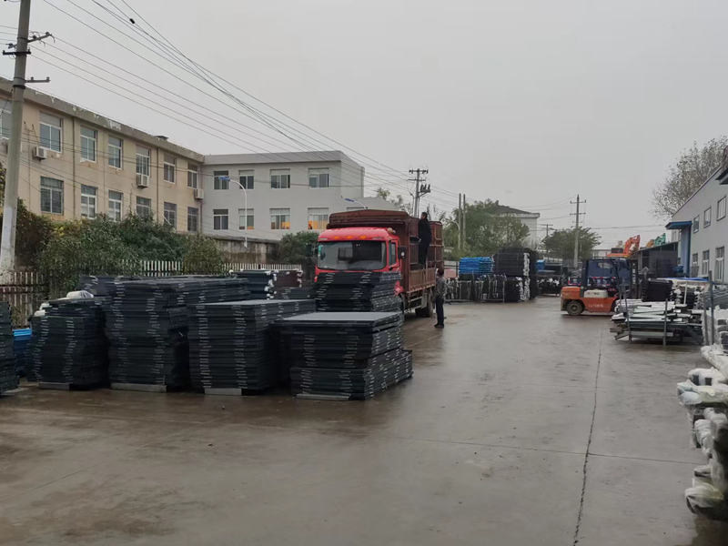  金用護欄2022年11月29日鋅鋼百葉窗裝車發貨！