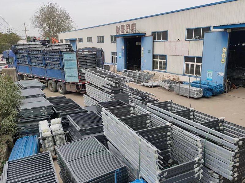 金用護(hù)欄2022年12月1日鋅鋼玻璃欄桿裝車發(fā)貨！