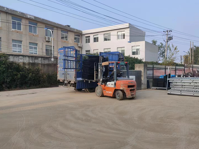 金用護欄2022年12月6日鋅鋼飄窗護欄裝車發貨！