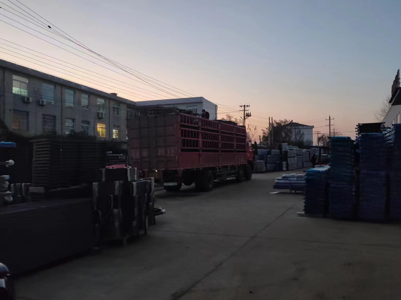 金用護欄2022年12月13日鋅鋼空調護欄裝車發貨! 金用護欄2022年12月13日鋅鋼空調護欄裝車發貨!